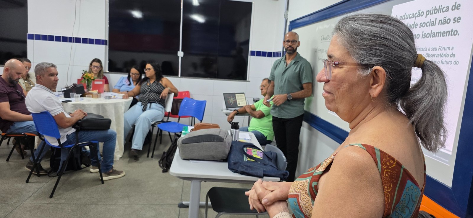 Participantes acompanham a apresentação do OEB e EducaOBS
