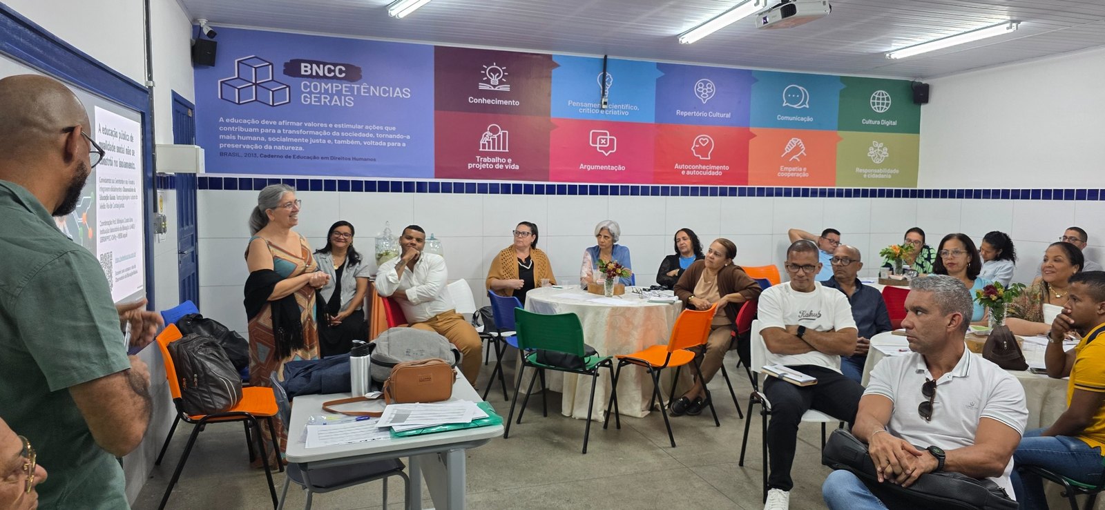 Registro da apresentação do OEB e EducaOBS durante encontro com gestores municipais de educação em Jequié