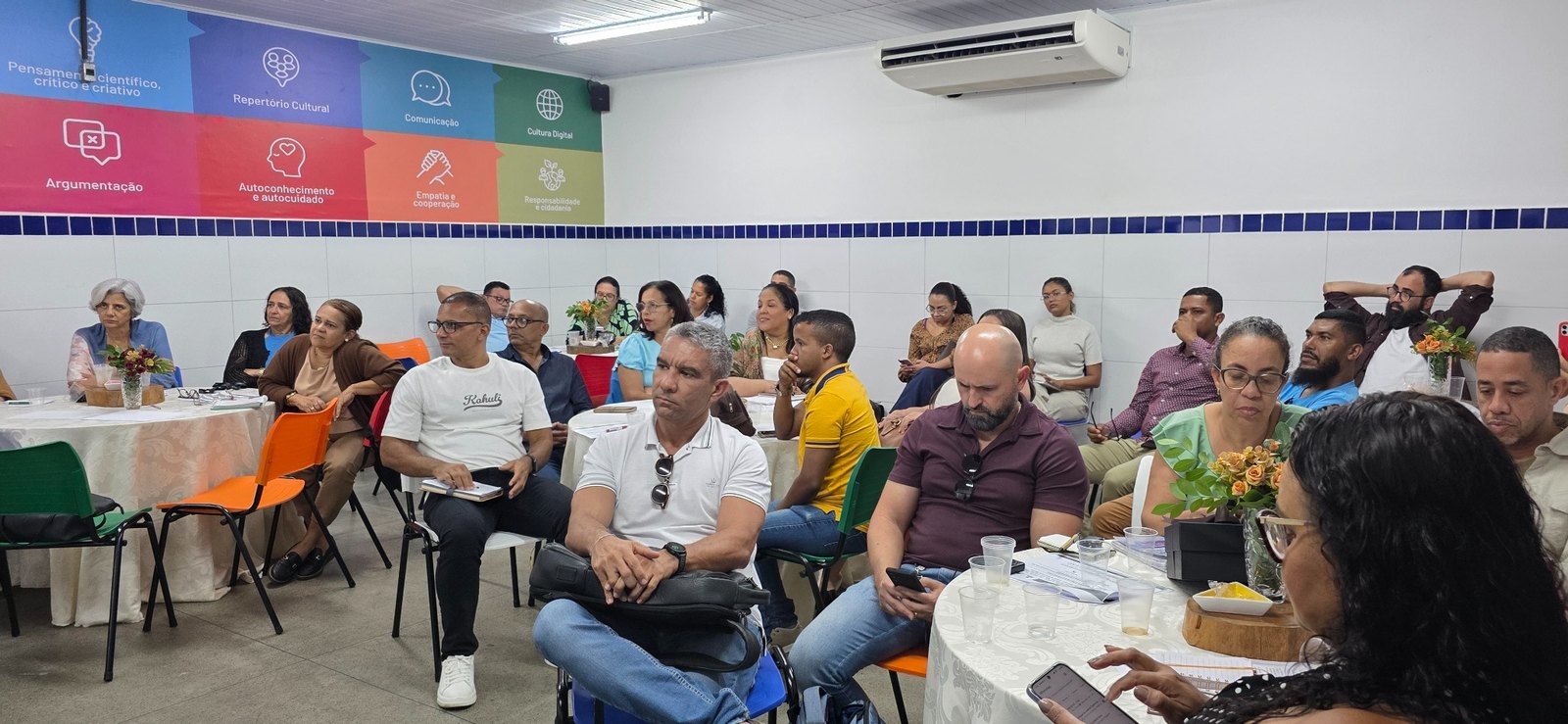 Participantes da reunião presencial sobre os Planos Municipais de Educação